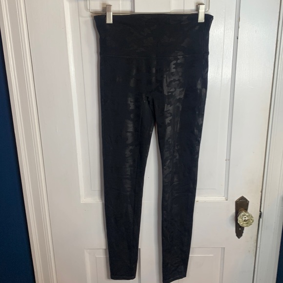 Spanx Faux Black Leather Camo Leggings W-458 Size Medium - Picture 5 of 11